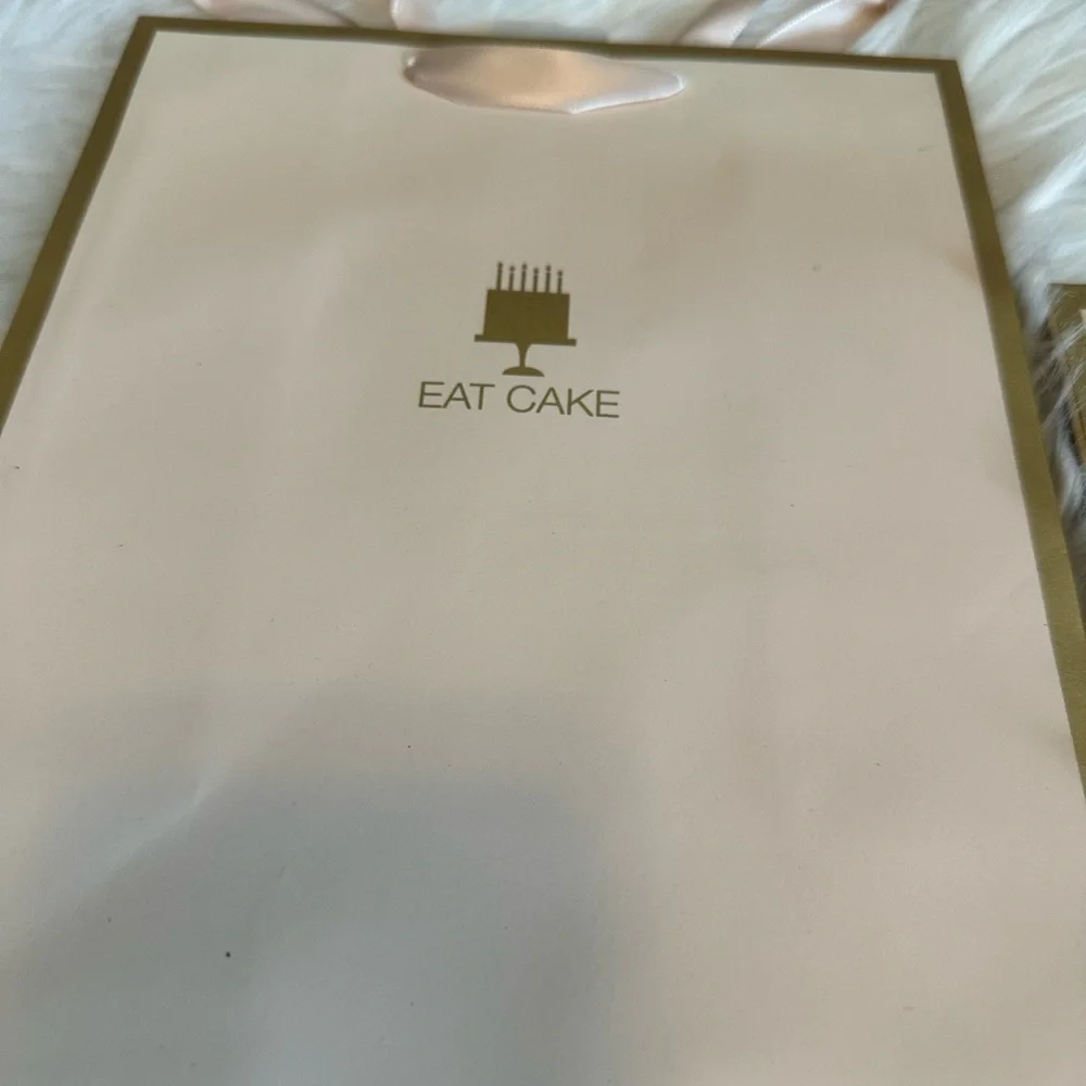 🩵5/$8 2- Hallmark Cream and Gold Gift bags